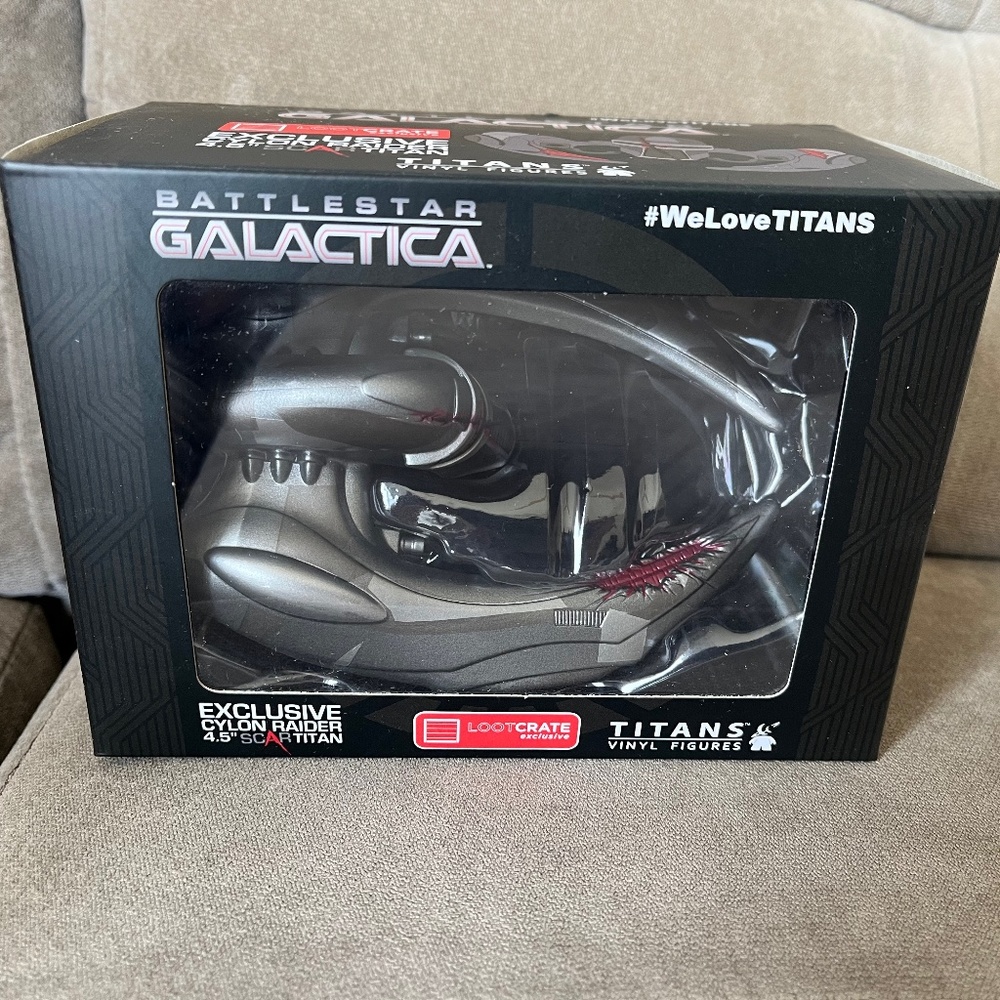 NIB - Battlestar Galactica Cyclon Raider 4.5 Scar Titan